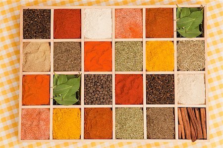 simsearch:400-06365740,k - Spices collection. Various dry spices in wooden box. Stockbilder - Microstock & Abonnement, Bildnummer: 400-07667154