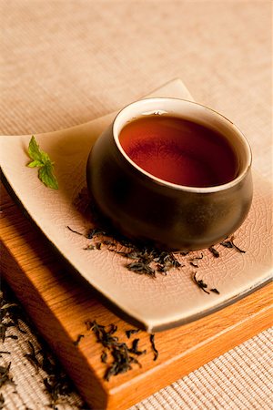 simsearch:400-05153477,k - Black tea still life in a beautifull ceramic pot with mit and dry tea leaves. Photographie de stock - Aubaine LD & Abonnement, Code: 400-07667151