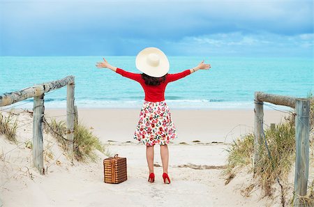 beautiful woman traveler in retro style dress  on the beach Foto de stock - Royalty-Free Super Valor e Assinatura, Número: 400-07667687