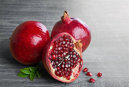 simsearch:400-06457388,k - Juicy pomegranate fruit over wooden vintage table Photographie de stock - Aubaine LD & Abonnement, Code: 400-07667696