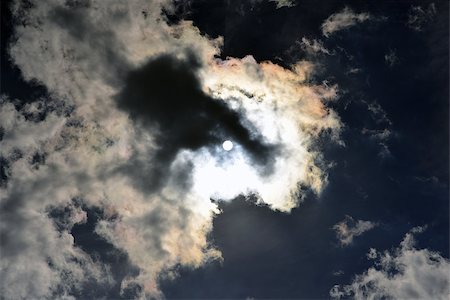 simsearch:400-07087298,k - Dark sky. Clouds and sun. Natural background Foto de stock - Super Valor sin royalties y Suscripción, Código: 400-07667839