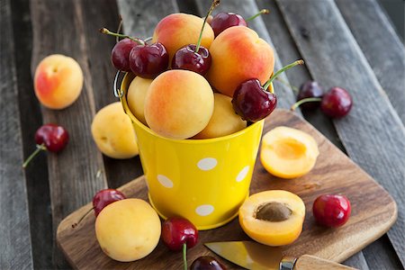 simsearch:400-05147624,k - Fresh apricot and cherry in a yellow bucket Foto de stock - Super Valor sin royalties y Suscripción, Código: 400-07668175
