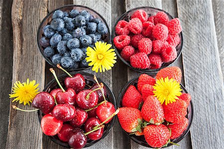 simsearch:400-05147624,k - Fresh cherry, strawberry, blueberry and raspberry in a bowls on wooden table Foto de stock - Super Valor sin royalties y Suscripción, Código: 400-07668172