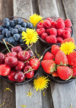 simsearch:400-05147624,k - Fresh cherry, strawberry, blueberry and raspberry in a bowls on wooden table Foto de stock - Super Valor sin royalties y Suscripción, Código: 400-07668173