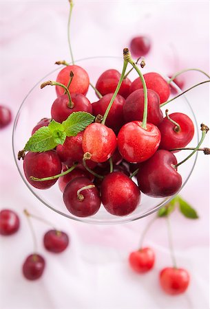 simsearch:400-08672192,k - Fresh wet cherry in a glass, close up Photographie de stock - Aubaine LD & Abonnement, Code: 400-07668182