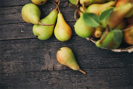 Fruit background. Fresh organic pears on old wood. Pear autumn harvest Stockbilder - Microstock & Abonnement, Bildnummer: 400-07668545