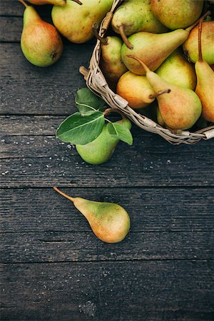 Fruit background. Fresh organic pears on old wood. Pear autumn harvest Stockbilder - Microstock & Abonnement, Bildnummer: 400-07668546