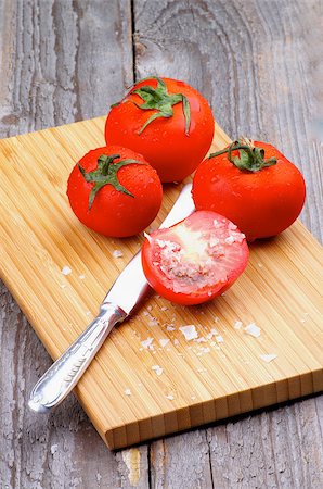 simsearch:400-06857433,k - Ripe Tomatoes Full Body and Halves with Salt Flakes and Table Knife on Wooden Cutting Board Foto de stock - Super Valor sin royalties y Suscripción, Código: 400-07668654