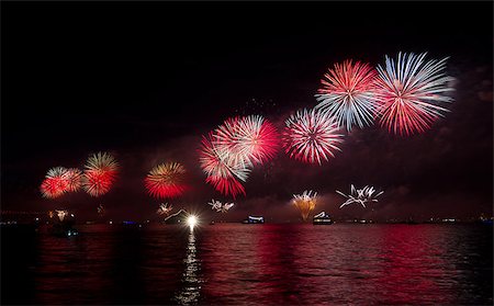 evrenkalinbacak (artist) - Fireworks over Bosphorus Strait, Istanbul Stockbilder - Microstock & Abonnement, Bildnummer: 400-07669281