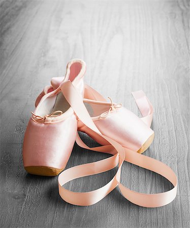 dancing on tables - new pink ballet pointe shoes on vintage wooden background Foto de stock - Super Valor sin royalties y Suscripción, Código: 400-07660010