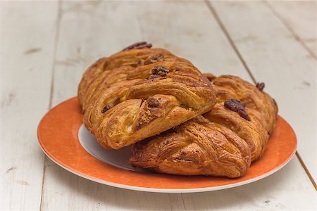 pecan pie - Crispy sweet pecan bun on an orange plate Stock Photo - Budget Royalty-Free & Subscription, Code: 400-07660102