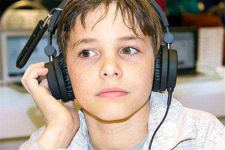 Portrait of a sweet young boy listening to music on headphones Stockbilder - Microstock & Abonnement, Bildnummer: 400-07660162