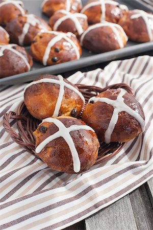 simsearch:400-07578061,k - Easter hot cross buns in a basket Foto de stock - Royalty-Free Super Valor e Assinatura, Número: 400-07660384