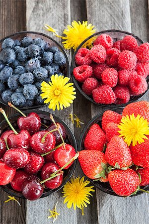 simsearch:400-05147624,k - Fresh cherry, strawberry, blueberry and raspberry in a bowls on wooden table Foto de stock - Super Valor sin royalties y Suscripción, Código: 400-07660394
