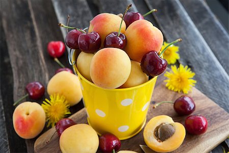 simsearch:400-05147624,k - Fresh apricot and cherry in a yellow bucket Foto de stock - Super Valor sin royalties y Suscripción, Código: 400-07660398