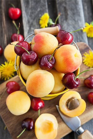 simsearch:400-05147624,k - Fresh apricot and cherry in a yellow bucket Foto de stock - Super Valor sin royalties y Suscripción, Código: 400-07660399