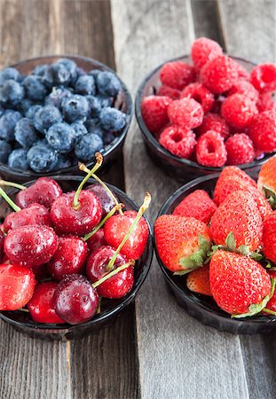 simsearch:400-05147624,k - Fresh cherry, strawberry, blueberry and raspberry in a bowls on wooden table Foto de stock - Super Valor sin royalties y Suscripción, Código: 400-07660393