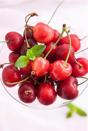 simsearch:400-08672192,k - Fresh cherry in a glass, close up Photographie de stock - Aubaine LD & Abonnement, Code: 400-07660409