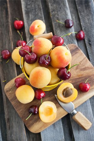 simsearch:400-08672192,k - Fresh apricot and cherry in a yellow bucket Photographie de stock - Aubaine LD & Abonnement, Code: 400-07660400