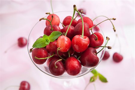 simsearch:400-08672192,k - Fresh wet cherry in a glass, close up Photographie de stock - Aubaine LD & Abonnement, Code: 400-07660410