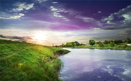 sun stream - Dawn on the river in the spring Foto de stock - Super Valor sin royalties y Suscripción, Código: 400-07661125