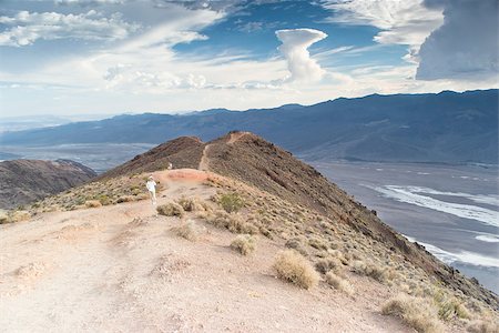 simsearch:400-05246491,k - nevada,USA-:people hiking in the desert of the death valley national park during a sunny day.This view point is named "dante's view" Foto de stock - Royalty-Free Super Valor e Assinatura, Número: 400-07661718