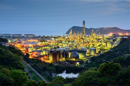 factory at night - Oil Refineries in Wakayama, Japan. Foto de stock - Super Valor sin royalties y Suscripción, Código: 400-07661858