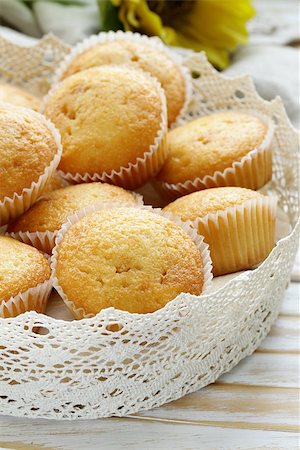 simsearch:400-08735386,k - homemade vanilla muffins in a basket of lace napkins Foto de stock - Super Valor sin royalties y Suscripción, Código: 400-07662162