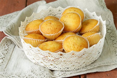 simsearch:400-08735386,k - homemade vanilla muffins in a basket of lace napkins Foto de stock - Super Valor sin royalties y Suscripción, Código: 400-07662163