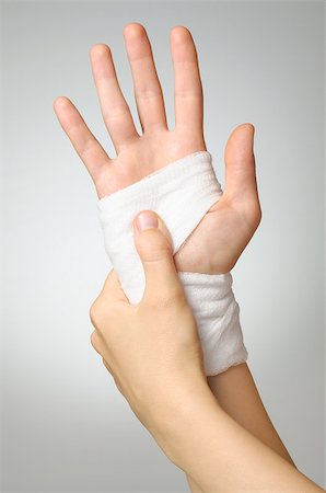 simsearch:400-07669067,k - Injured painful hand with white bandage Fotografie stock - Microstock e Abbonamento, Codice: 400-07662222