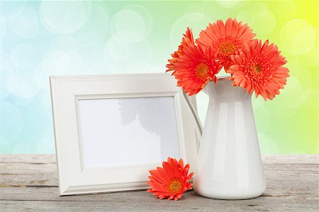 simsearch:400-08298802,k - Orange gerbera flowers and photo frame on wooden table with sunny bokeh background Photographie de stock - Aubaine LD & Abonnement, Code: 400-07662620