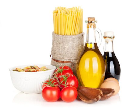simsearch:400-06391712,k - Pasta and ingredients. Isolated on white background Photographie de stock - Aubaine LD & Abonnement, Code: 400-07662678