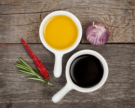 simsearch:400-04598775,k - Olive oil and vinegar with spices over wooden table background Photographie de stock - Aubaine LD & Abonnement, Code: 400-07662692