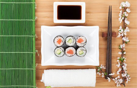 simsearch:400-08072780,k - Sushi maki set with fresh sakura branch over bamboo table Photographie de stock - Aubaine LD & Abonnement, Code: 400-07662716