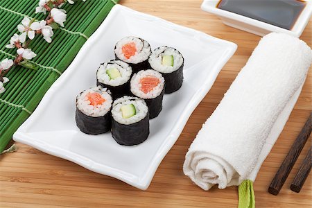 simsearch:400-08072780,k - Sushi maki set with fresh sakura branch over bamboo table Stockbilder - Microstock & Abonnement, Bildnummer: 400-07662717