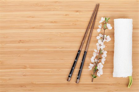 simsearch:400-07719212,k - Chopsticks and sakura branch over bamboo table with copy space Fotografie stock - Microstock e Abbonamento, Codice: 400-07662730