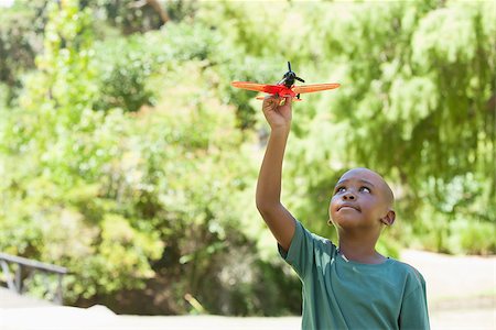 simsearch:400-07474903,k - Happy little boy flying toy airplane on a sunny day Foto de stock - Super Valor sin royalties y Suscripción, Código: 400-07663576