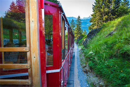 simsearch:400-07680071,k - ST. WOLFGANG, AUSTRIA - AUGUST 6: Vintage train eith red carriages cogwheel railway going to Schafberg Peak (1783m) on August 6, 2013 in St. Wolfgang. Photographie de stock - Aubaine LD & Abonnement, Code: 400-07675115