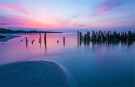 simsearch:400-04515946,k - Old broken pier at sunset on the coast of the Baltic sea, Latvia Foto de stock - Super Valor sin royalties y Suscripción, Código: 400-07675185