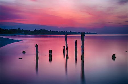 simsearch:400-04515946,k - Old broken pier at sunset on the coast of the Baltic sea, Latvia Foto de stock - Super Valor sin royalties y Suscripción, Código: 400-07675186