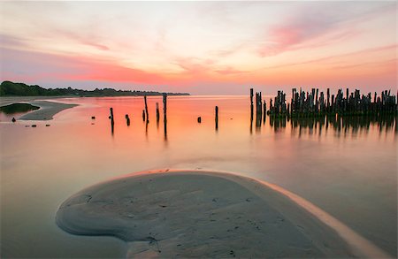 simsearch:400-04515946,k - Old broken pier at sunset on the coast of the Baltic sea, Latvia Foto de stock - Super Valor sin royalties y Suscripción, Código: 400-07675187