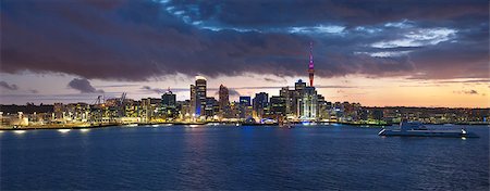 simsearch:400-08792649,k - Skyline photo of the biggest city in the New Zealand, Auckland. Panoramic photo was taken after sunset across the bay Foto de stock - Super Valor sin royalties y Suscripción, Código: 400-07675190