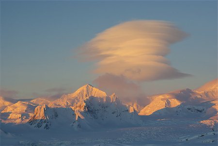 pilipenkod (artist) - Lenticular clouds over the mountains of Antarctica. Stockbilder - Microstock & Abonnement, Bildnummer: 400-07675225