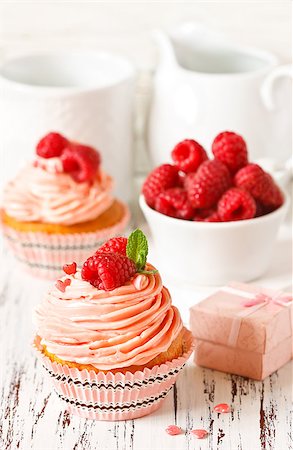 simsearch:400-05927881,k - Sweet cupcakes with fresh raspberry and mint. Stock Photo - Budget Royalty-Free & Subscription, Code: 400-07675951
