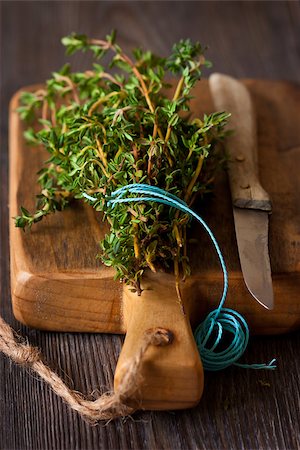 simsearch:400-07578178,k - Bunch of fresh thyme and old knife on a cutting board. Stock Photo - Budget Royalty-Free & Subscription, Code: 400-07675970