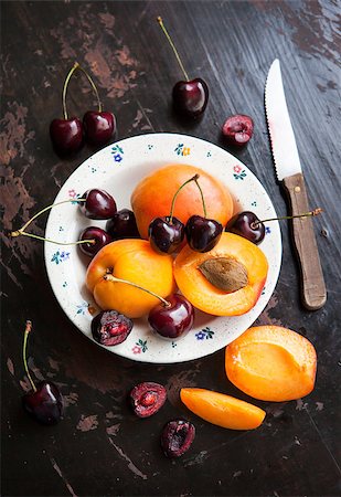 simsearch:400-08672192,k - Fresh apricot and cherry in a bowl on wooden table Photographie de stock - Aubaine LD & Abonnement, Code: 400-07676024