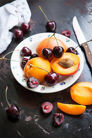 simsearch:400-05147624,k - Fresh apricot and cherry in a bowl on wooden table Foto de stock - Super Valor sin royalties y Suscripción, Código: 400-07676025