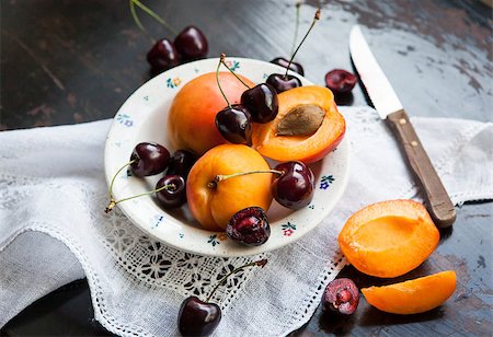 simsearch:400-08672192,k - Fresh apricot and cherry in a bowl on wooden table Photographie de stock - Aubaine LD & Abonnement, Code: 400-07676026