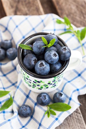simsearch:400-06698338,k - Fresh blueberry in the mug on wooden table Stock Photo - Budget Royalty-Free & Subscription, Code: 400-07676027