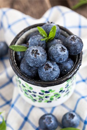 simsearch:400-06698338,k - Fresh blueberry in the mug on wooden table Stock Photo - Budget Royalty-Free & Subscription, Code: 400-07676028